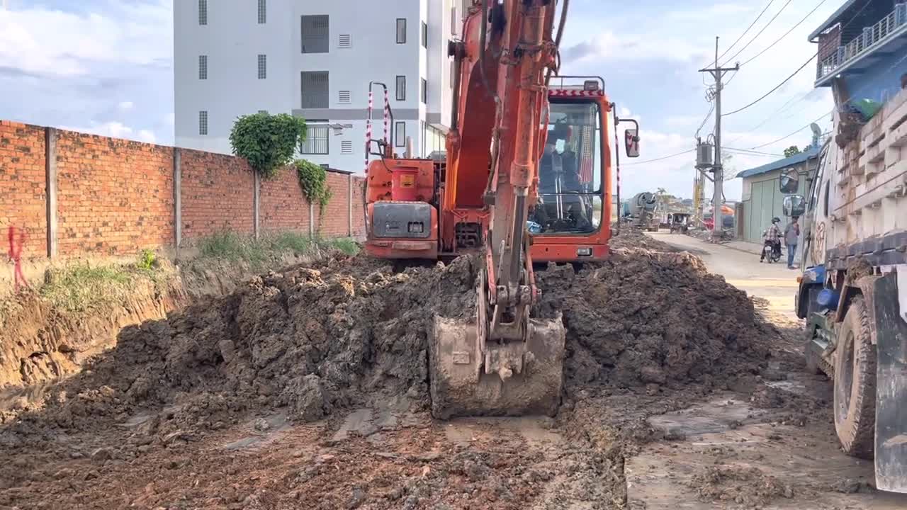 DOOSAN DX-300-LC-HD Excavator Dig mud Dirt To prepare drainage and roads Be Tong