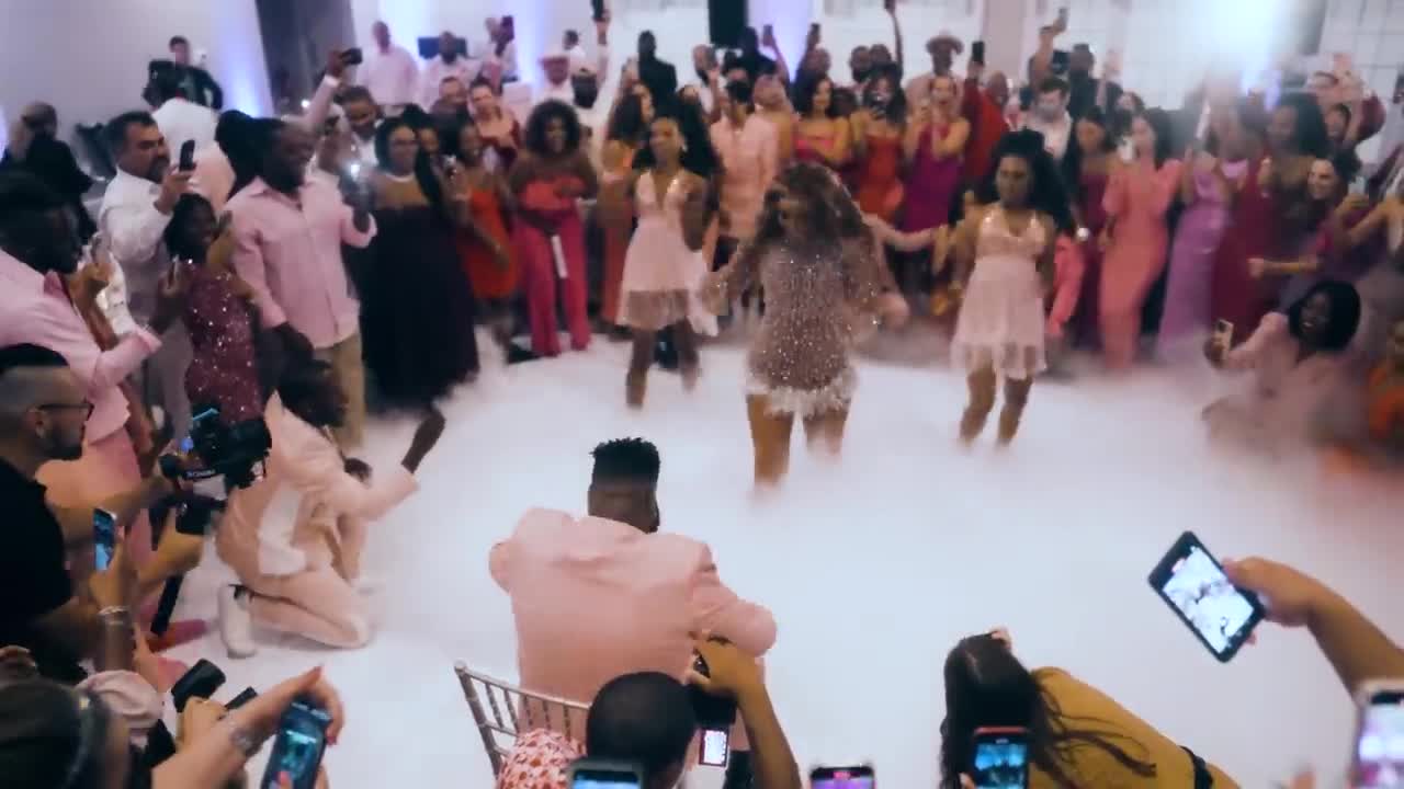 BRIDE BUNNY SURPRISES HUSBAND -PINK SWEAT- W- BEYONCE PERFORMANCE-DANCE AT THEIR WEDDINGp5