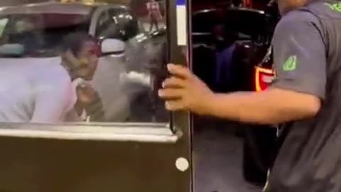 7-Eleven Employees Tag Team a Disrespectful Customer...