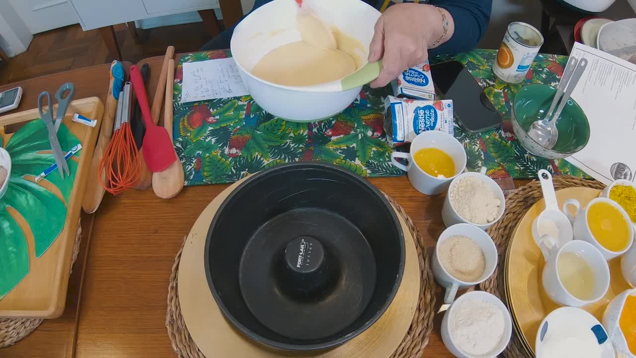 O BOLO mais rápido que já fiz: tem fubá, leite condensado, creme de leite e fermento e só.