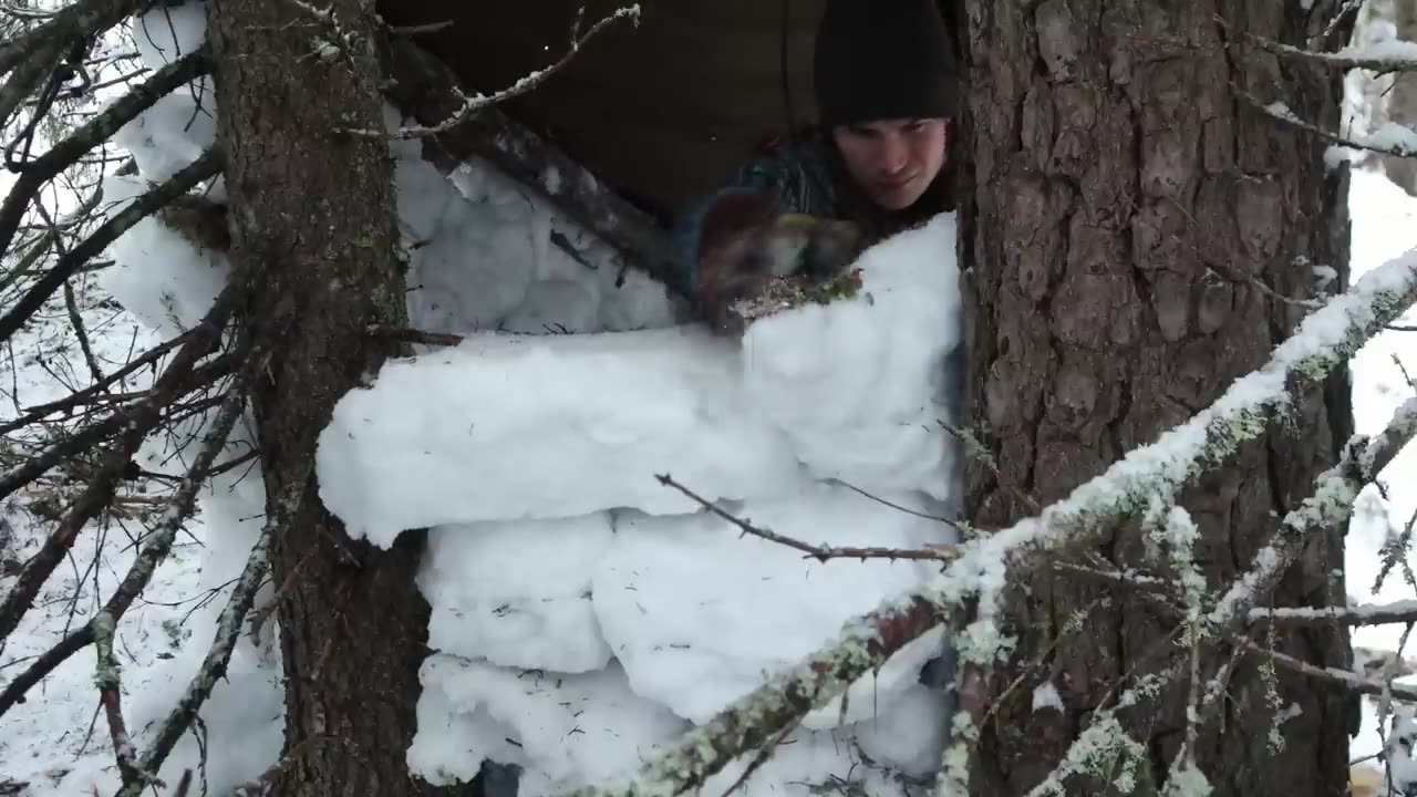 Building Shelter in Snow! 3 Day Solo Winter Camping