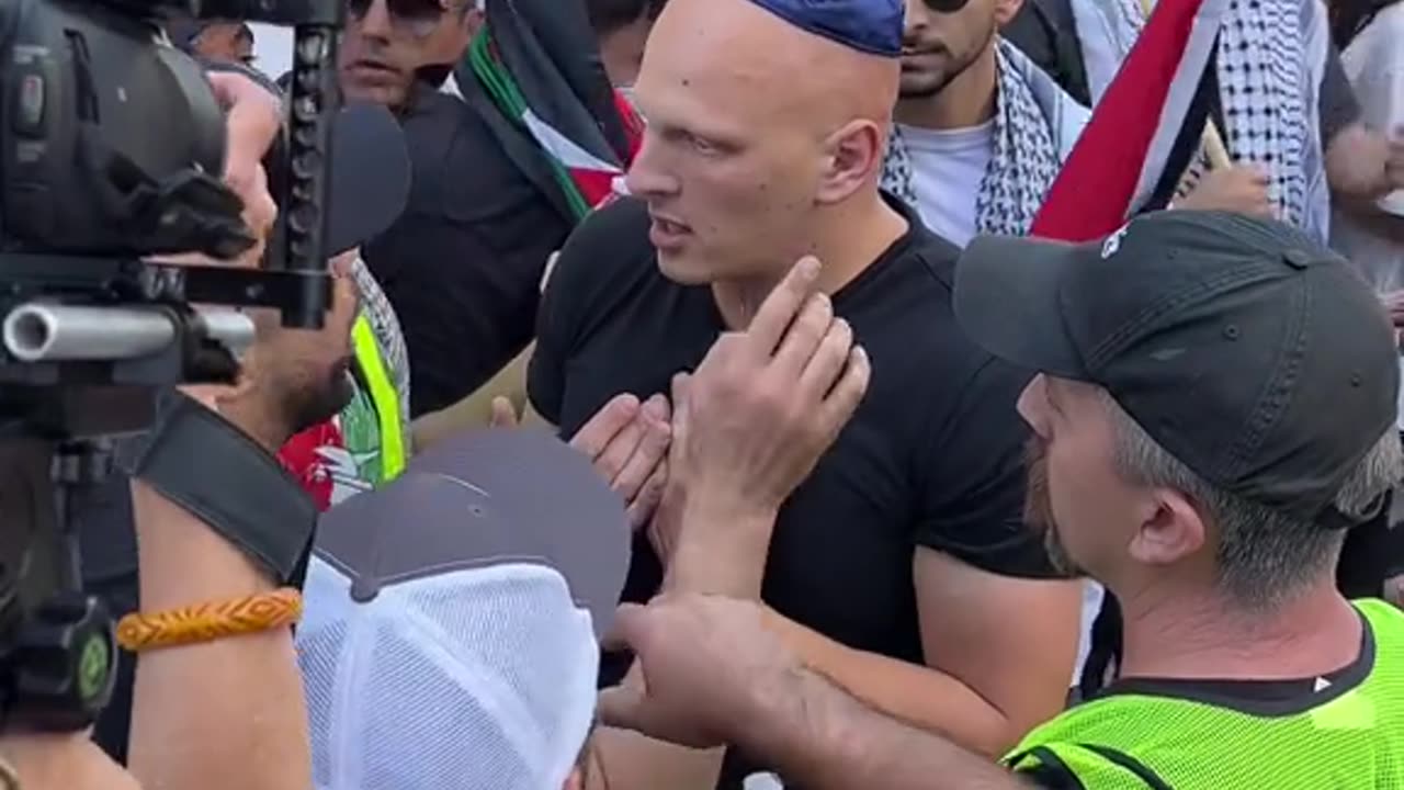 Chaos as people protest Israel vs palestine march in Los Angeles