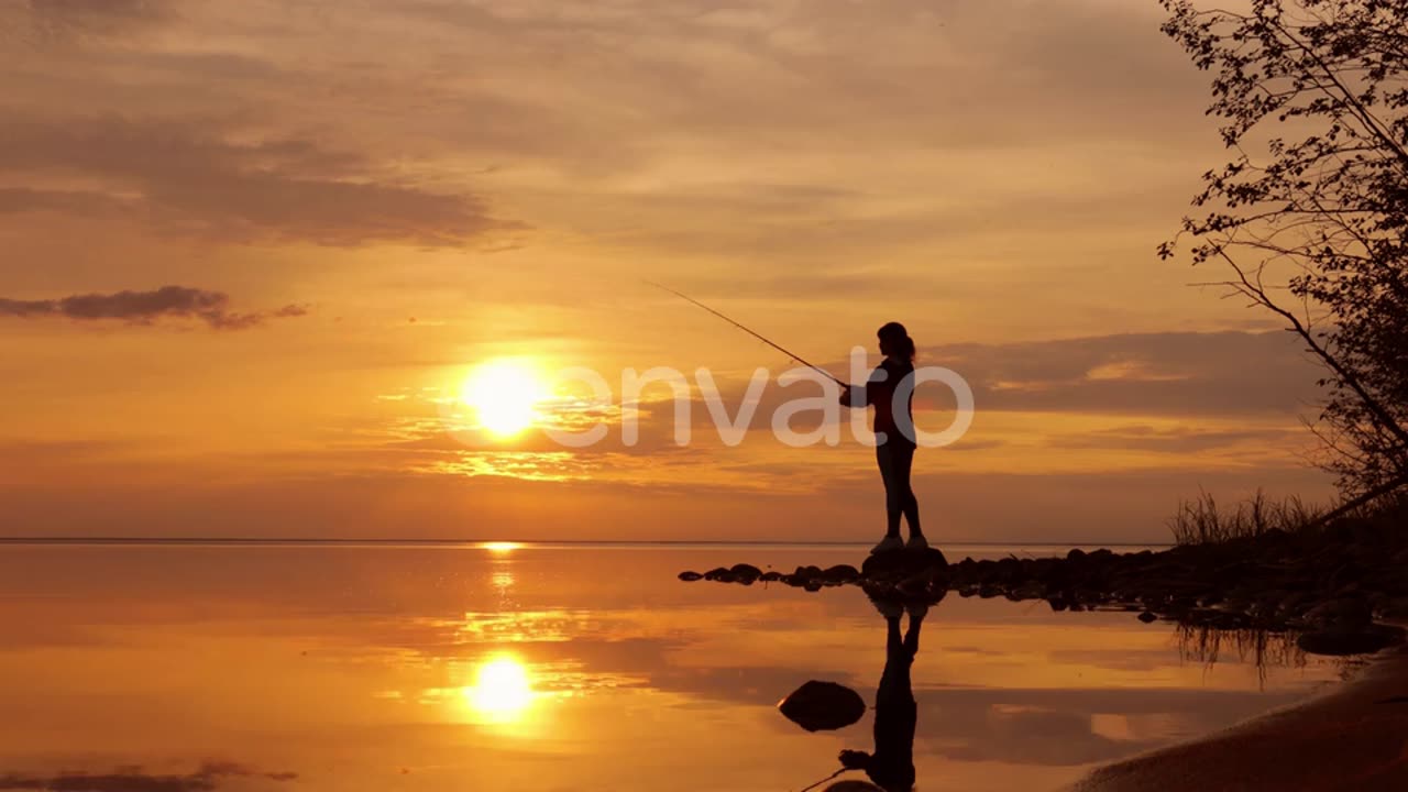 #Sea#Fishing#River#Fish #Mare#Pesca#Fiume#Pesci Una donna chì pesca in riva à l'alba