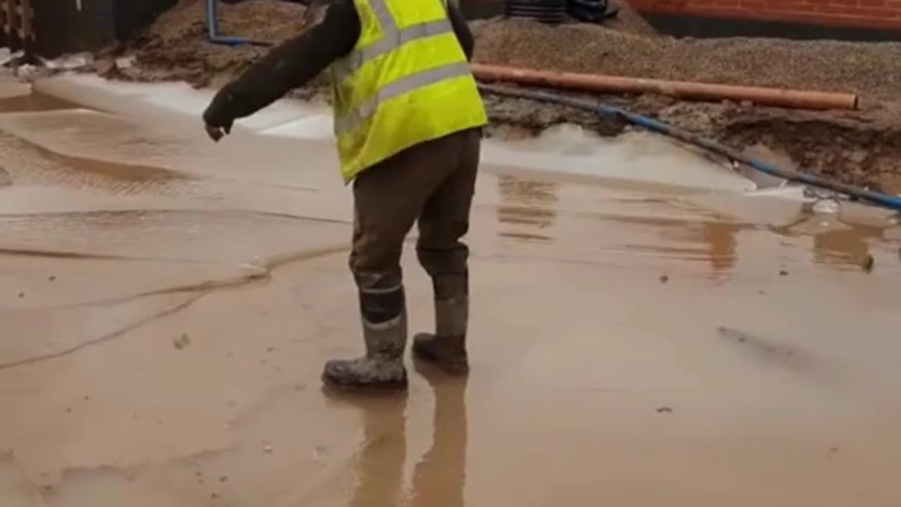 Worker vs. loose soil—watch this daring fail unfold! 👷‍♂️😂 #FunnyFails