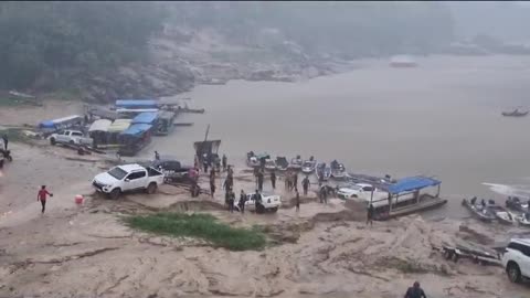 Carros cai dentro de rio após forte chuva em evento