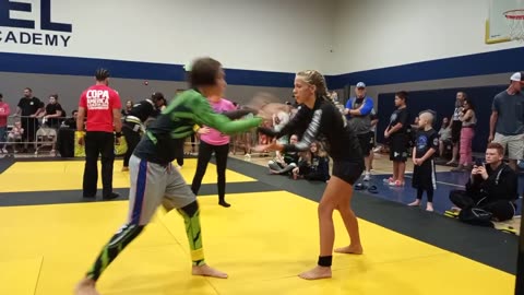 Girl fights boy nogi jiu-jitsu