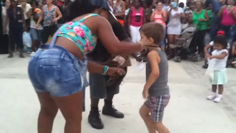 Niño de la audiencia termina siendo un bailarín natural de rumba