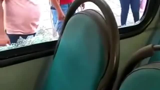 Video: Motociclista no aguantó un reclamo y lanzó una piedra contra un bus en Bucaramanga