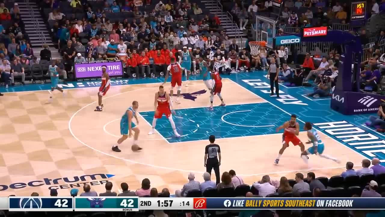 Kelly Oubre Jr crazy double clutch dunk vs Wizards 😱