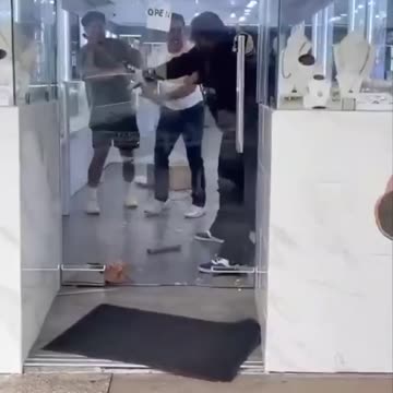 Employees at a CA jewelry store in El Monte fought back and fended off a suspected thief.