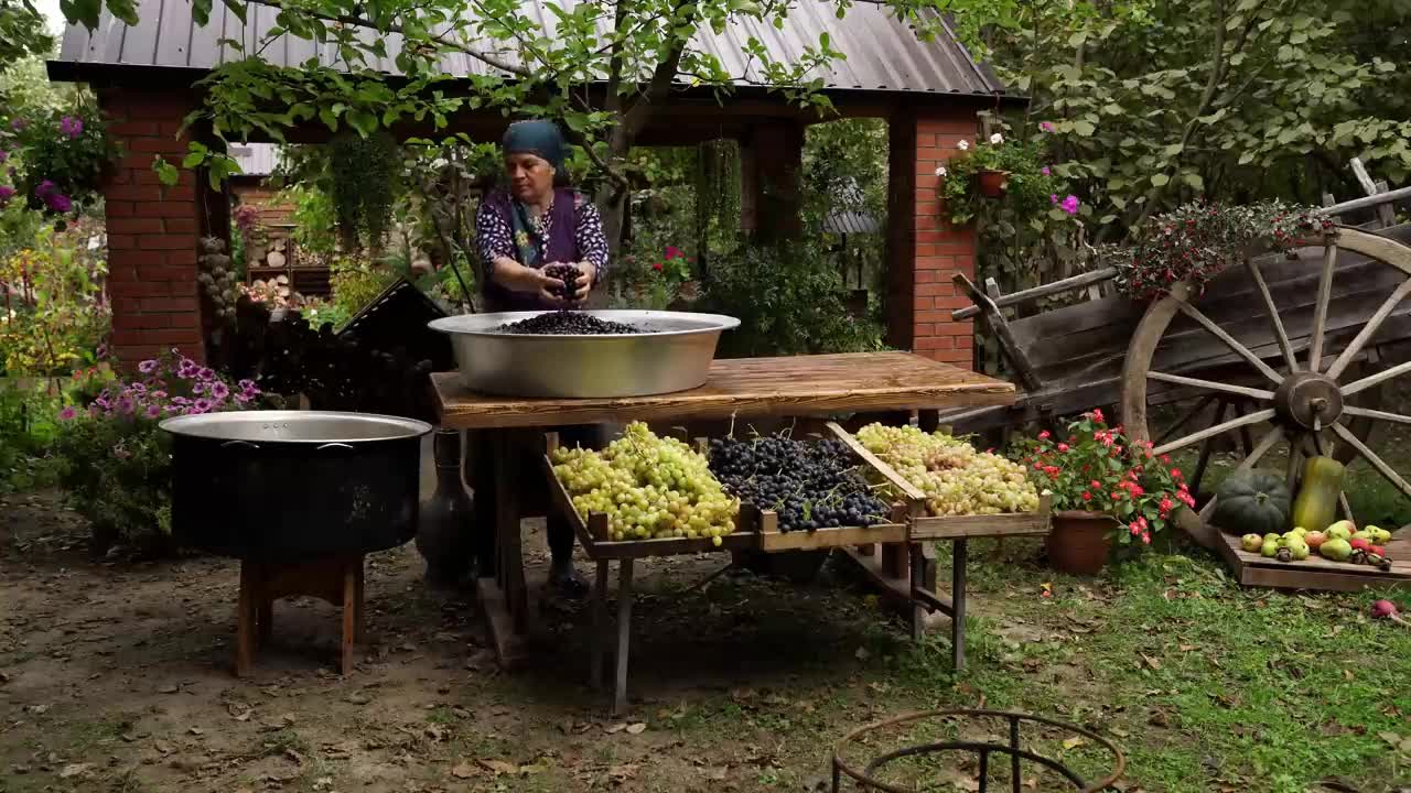 Rinse the grapes once with cold water