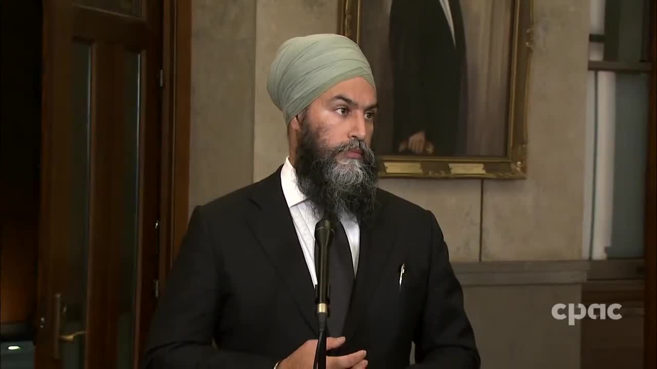 Canada: NDP Leader Jagmeet Singh speaks with reporters after caucus meeting – October 26, 2022