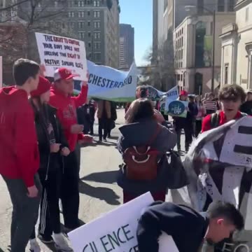 Activista trans ataca a estudiantes pacíficos durante la Marcha