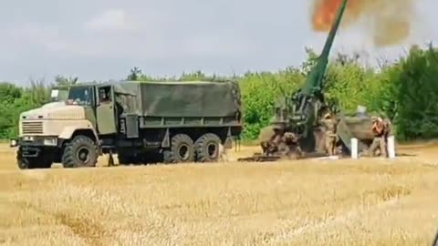 Ukrainians Firing Massive 203mm Soviet Heavy Gun
