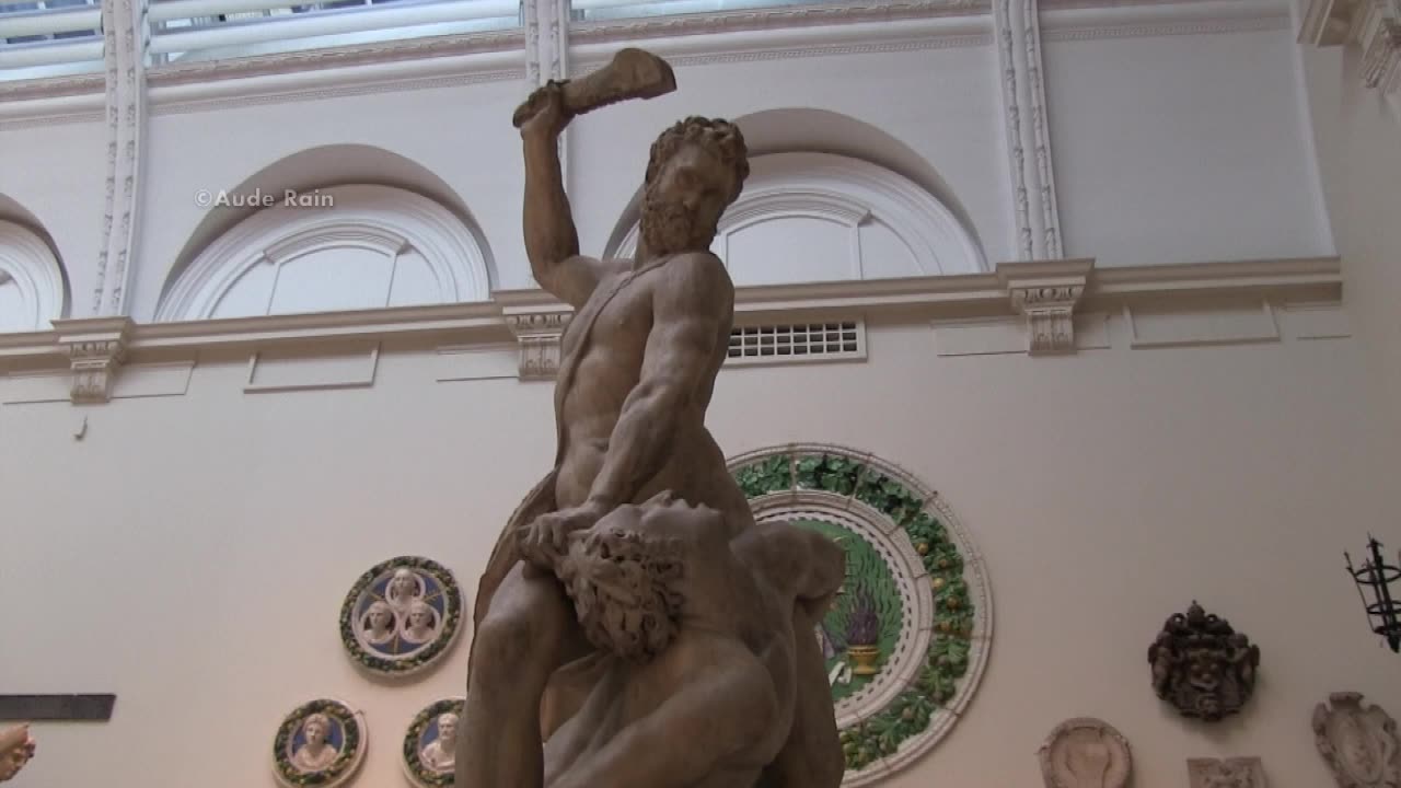 'Samson Slaying a Philistine' - Giambologna ( V&A London)