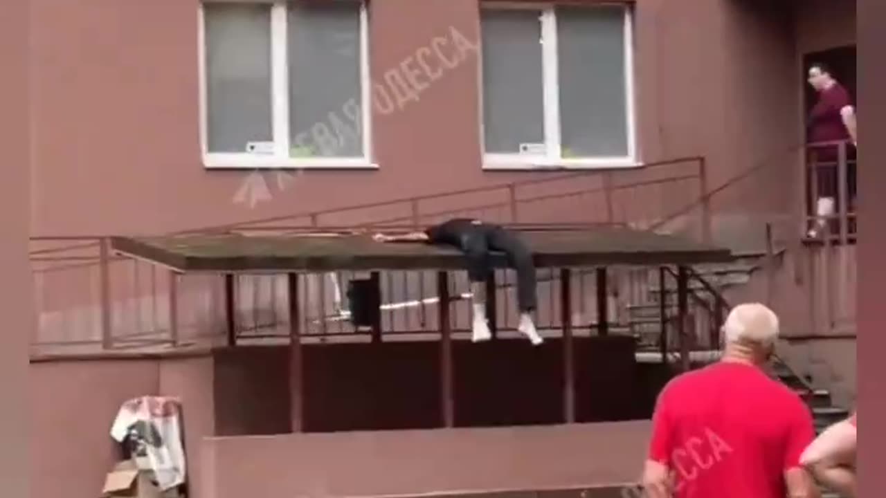 Ukrainian men are jumping off buildings rather than going to fight for Zelensky