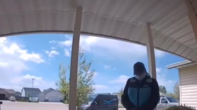 An Amazon Driver saw a note that she wasdelivering medical supplies for a baby in need...