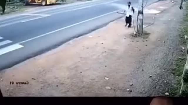 Pedestrian missed death by a second 😲