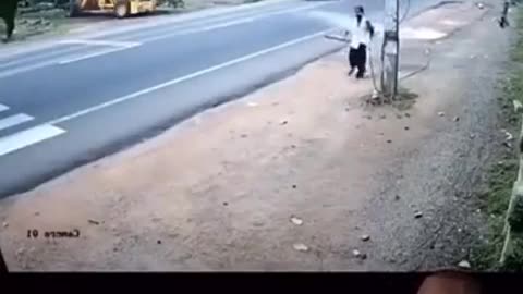 Pedestrian missed death by a second 😲