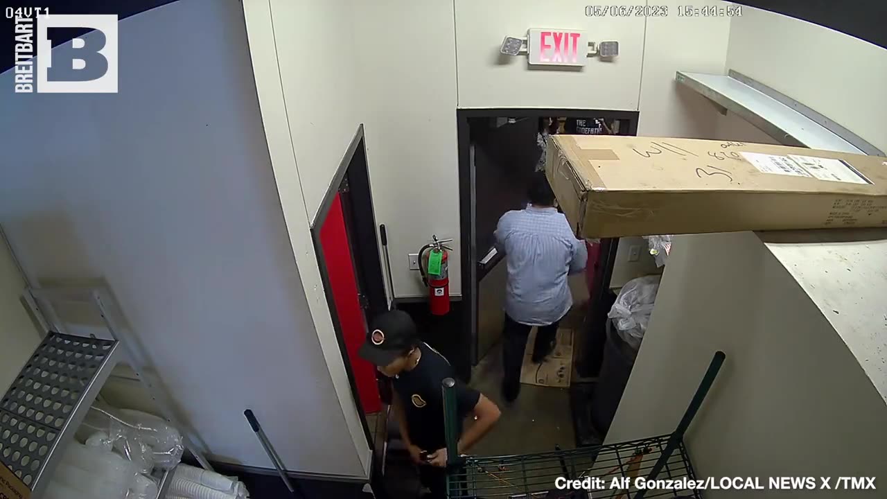 A video clip depicts an employee of a restaurant, reportedly a Fatburger and Buffalo's Express