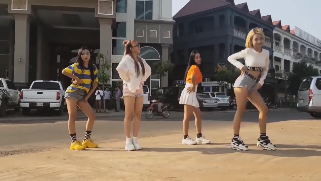 Four 🔥hot 🔥asian girls dancing in public 😍😍😍