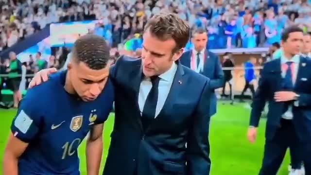 Macron tried to grab the attention at the world cup final and the players don't even acknowledge him