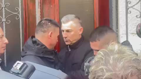 Momenti kur deputeti Nallbati nuk lejohet te futet ne Kuvend