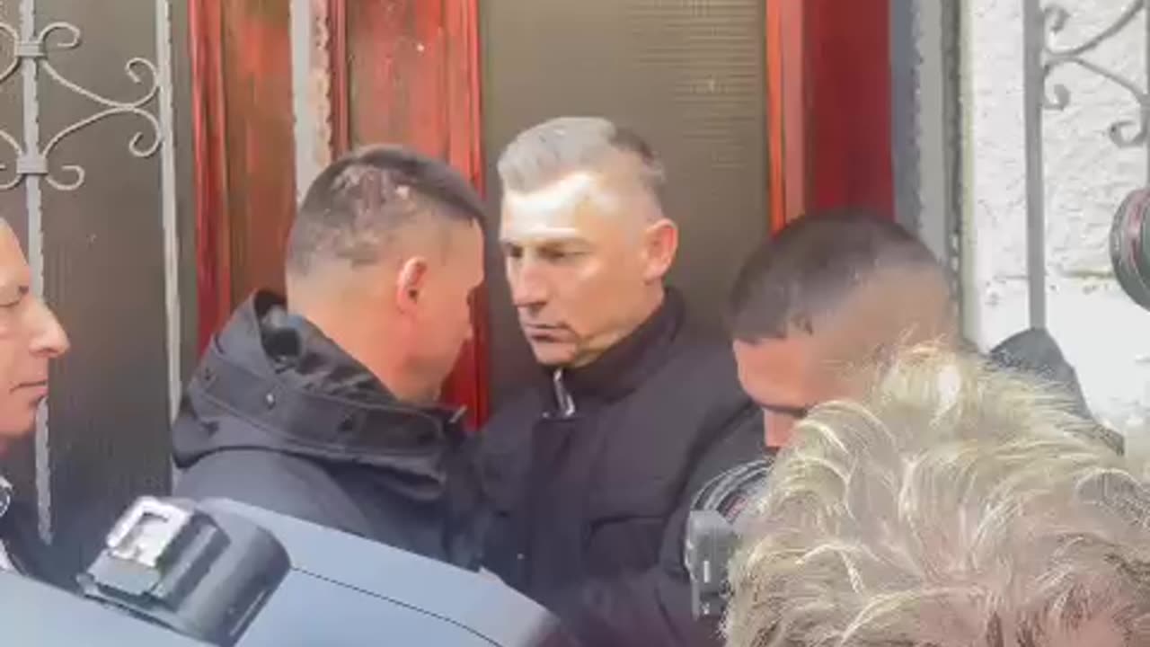 Momenti kur deputeti Nallbati nuk lejohet te futet ne Kuvend