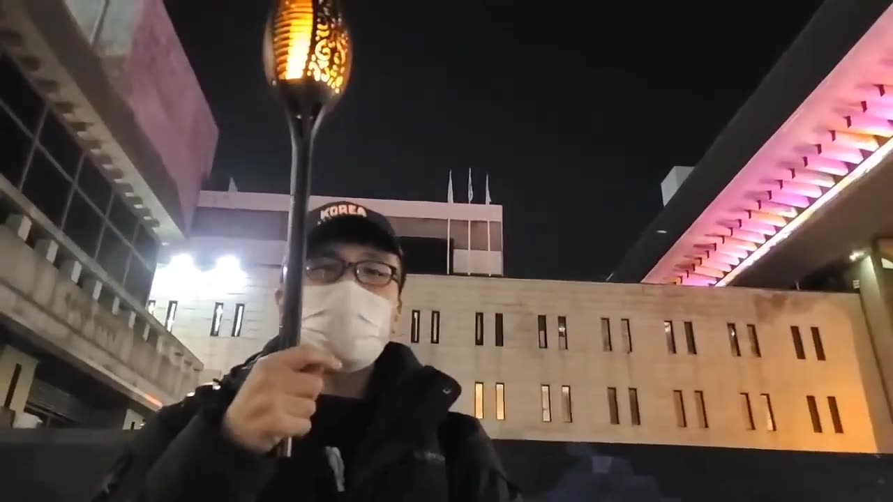 20201101_V3_S01(orVVlmC8ACs)문땡땡이 때문에 화가 나서 촛불(횃불)을 들고 있는 청년의 한마디