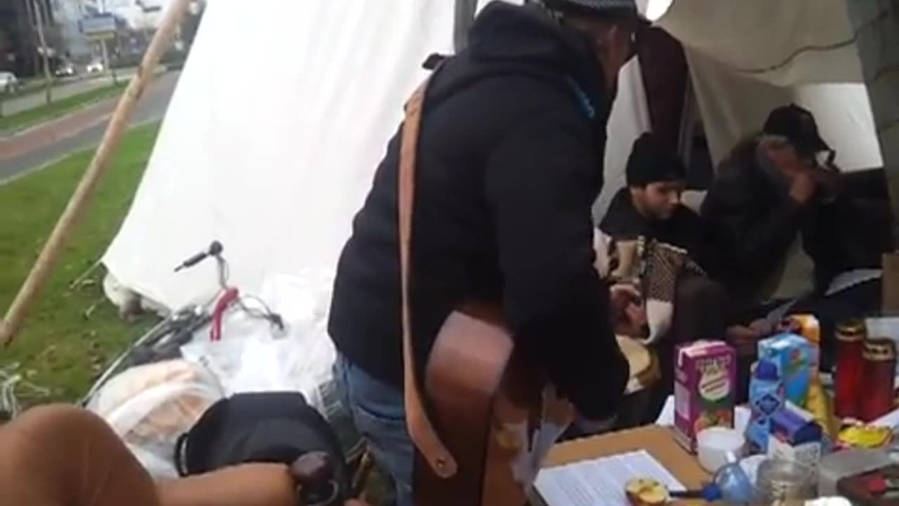 Leaver dea as slaef - Occupy Leeuwarden