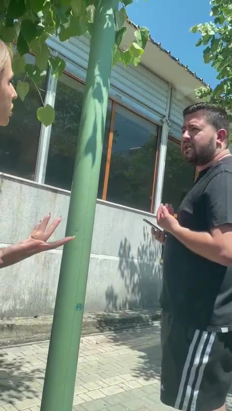 Mbështetësit e kandidatit të Ramës kërcënojnë grupin e SYRI TV në Rrogozhinë