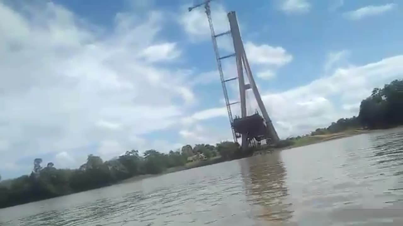 melewati jembatan aji tulur jejangkat kubar yang mangkrak