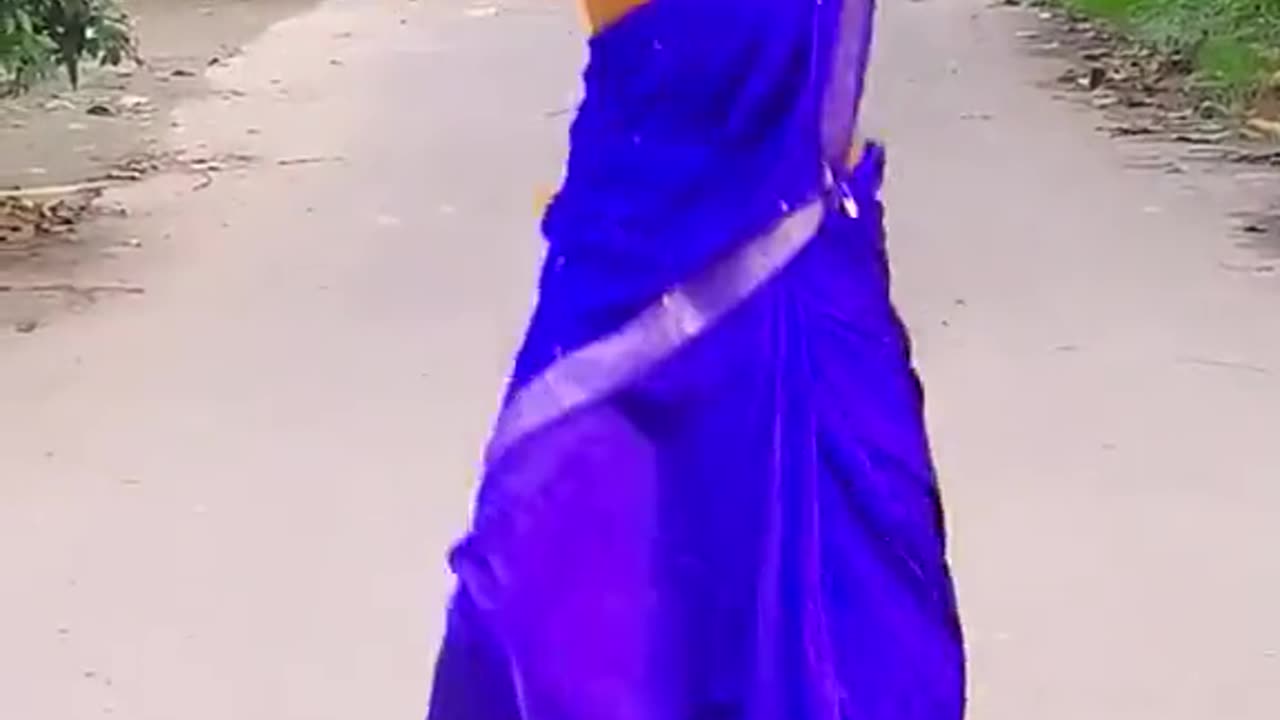 দুষ্ট মেয়ের মিষ্টি নাচ