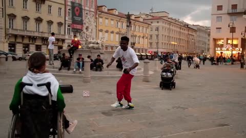 CANTANTE DI STRADA BRAVO E ORIGINALE