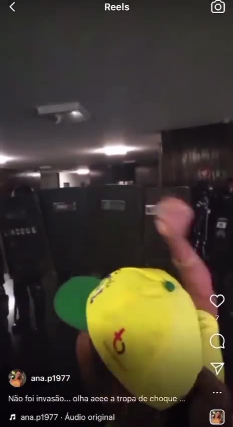 Video shows police officers inviting protesters to enter national Congress in Brasilia