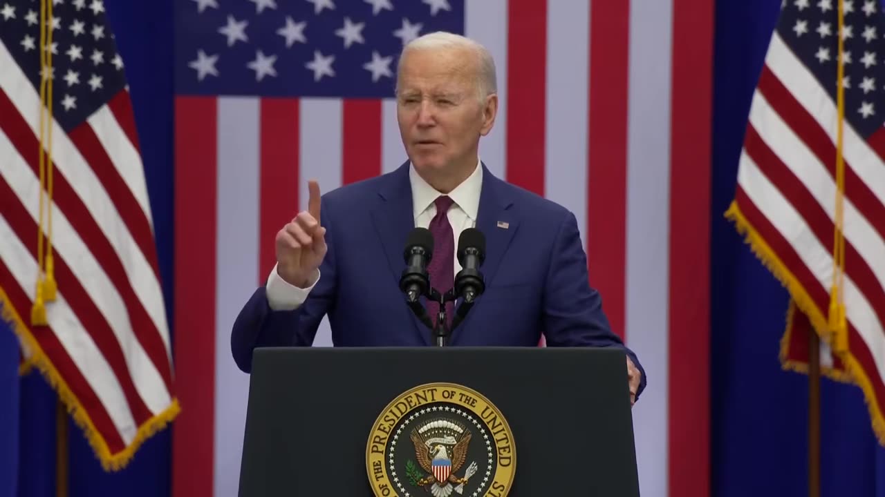 Biden's brain completely breaks mid-sentence again