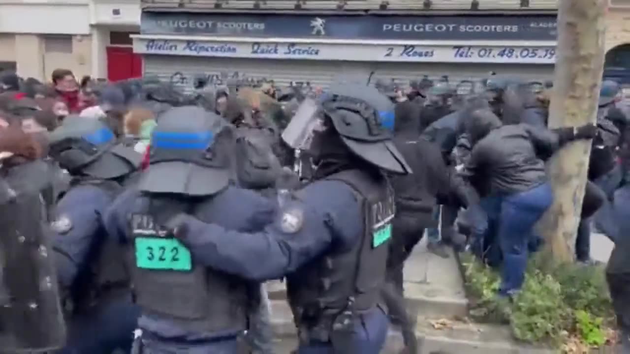 Students, women and the elderly beaten in the back in France