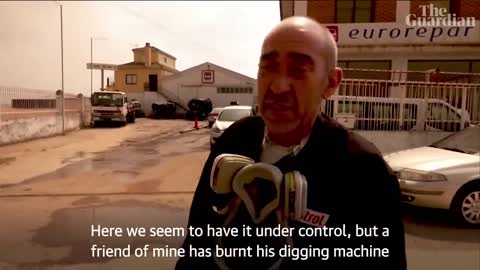 Spain: man caught in wildfire escapes with clothes ablaze