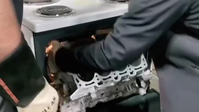 It' s quite simple to heat and freeze the cylinder liner with liquid nitrogen