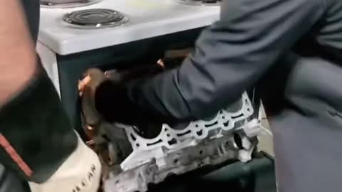It' s quite simple to heat and freeze the cylinder liner with liquid nitrogen