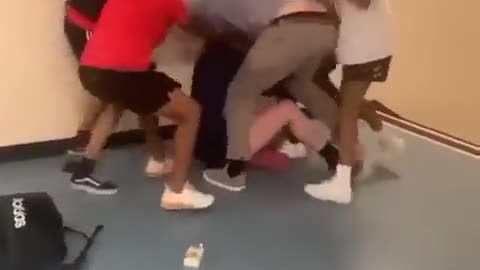 Unprovoked attack of 5 black girls against 1 White girl.