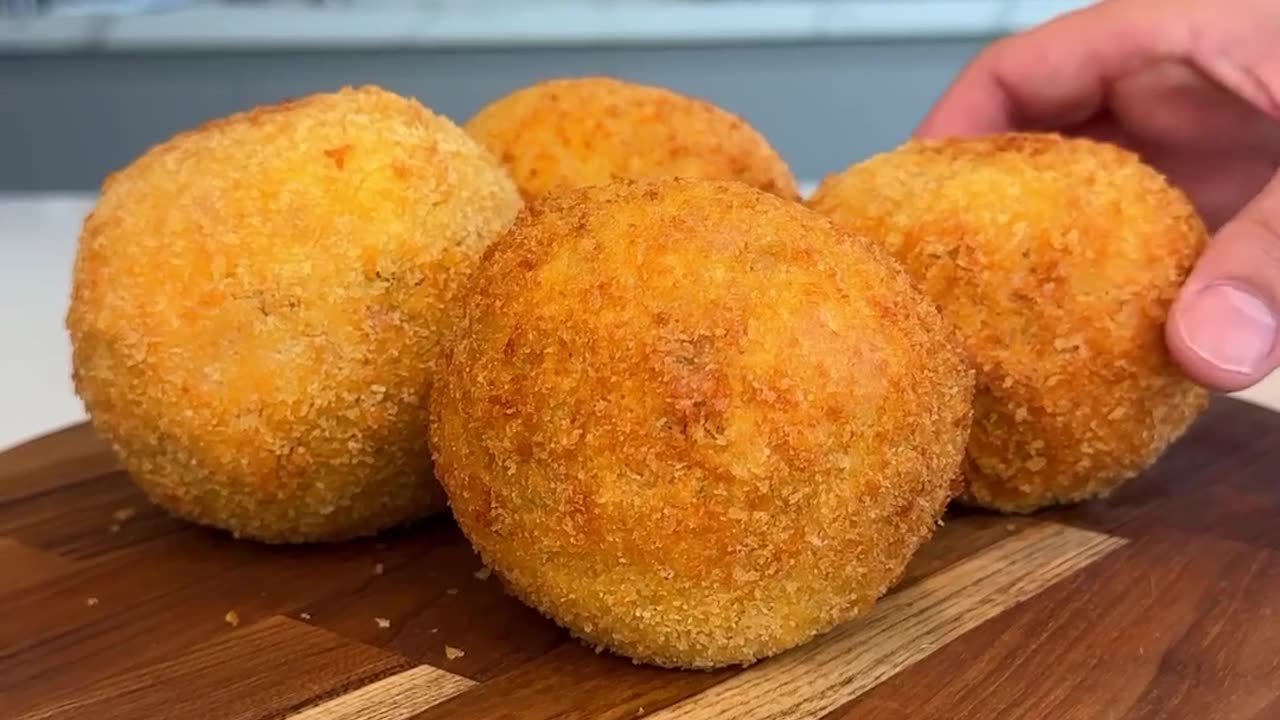 33-Bolinho ou coxinha de linguiça toscana com queijo