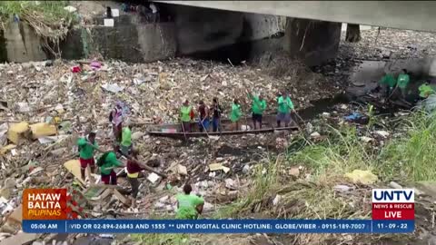 Tone-toneladang basura dulot ng Bagyong Paeng, naipon sa ilog ng Biñan