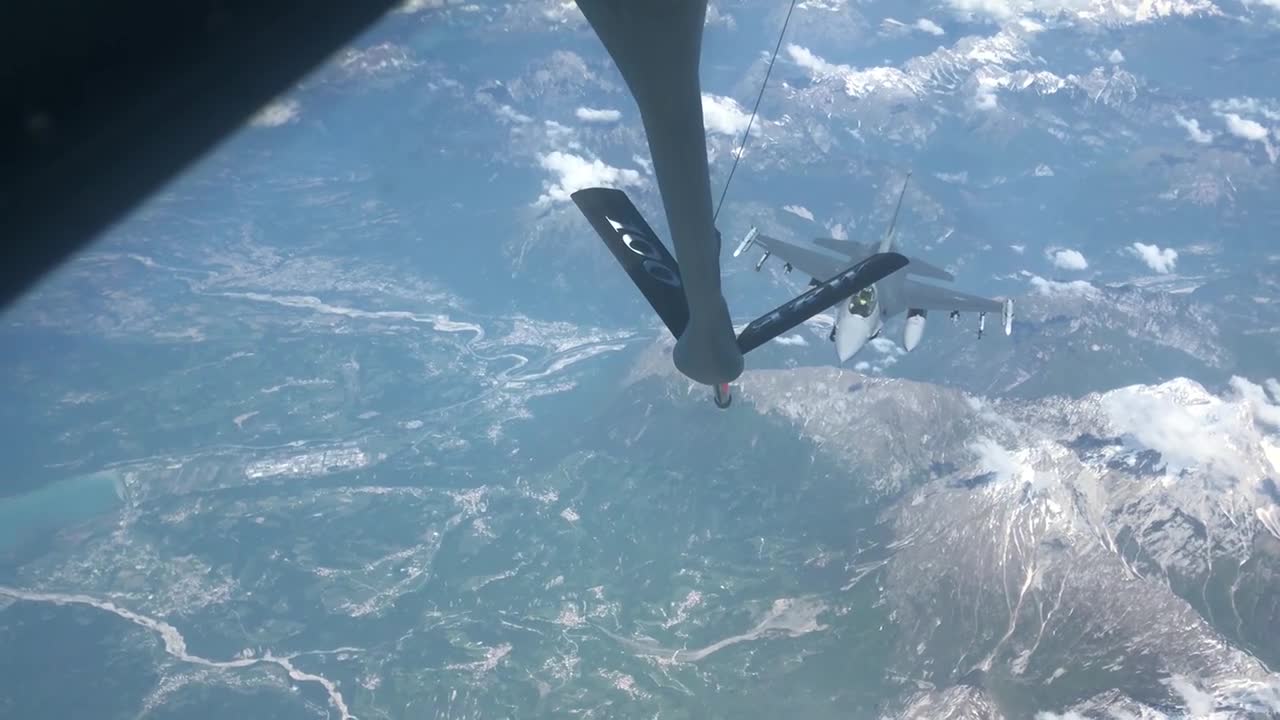 USAF FIGHTER JET IN AIR REFEULING