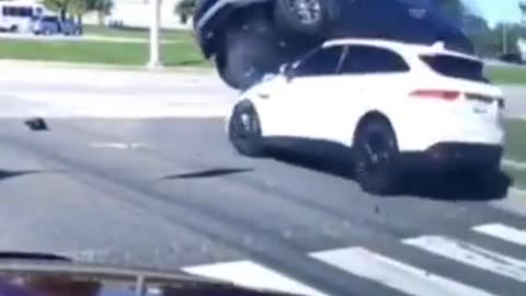 Woman:"SH*T SH*T WHAT HAPPENED!" | Man Calmly:"Someone ran a red light."🚦