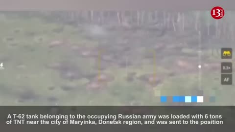 The Russian T-62 tank, which attacked with 6 tons of TNT, fell into a mine and fell into pieces