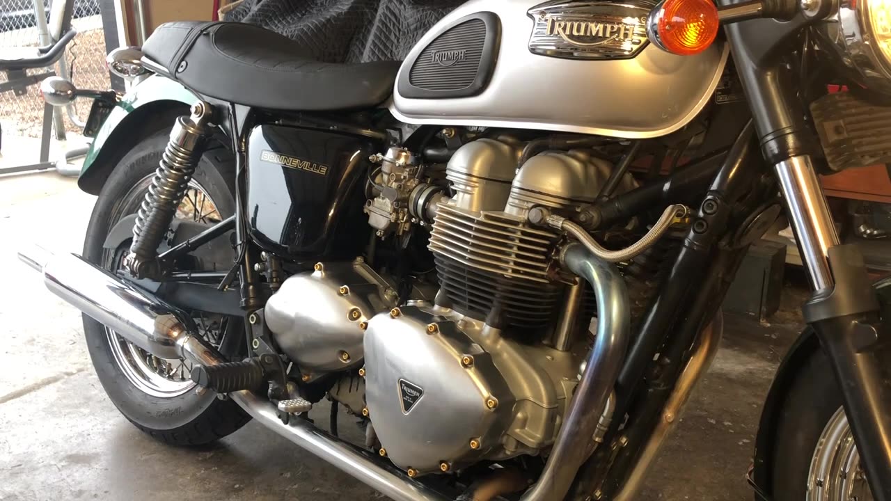 Triumph Bonneville Start-up video