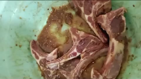 Cutting mutton ribs