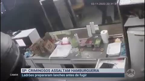 Assaltantes invadem hamburgueria e preparam lanches durante roubo | Primeiro Impacto (07/11/22)