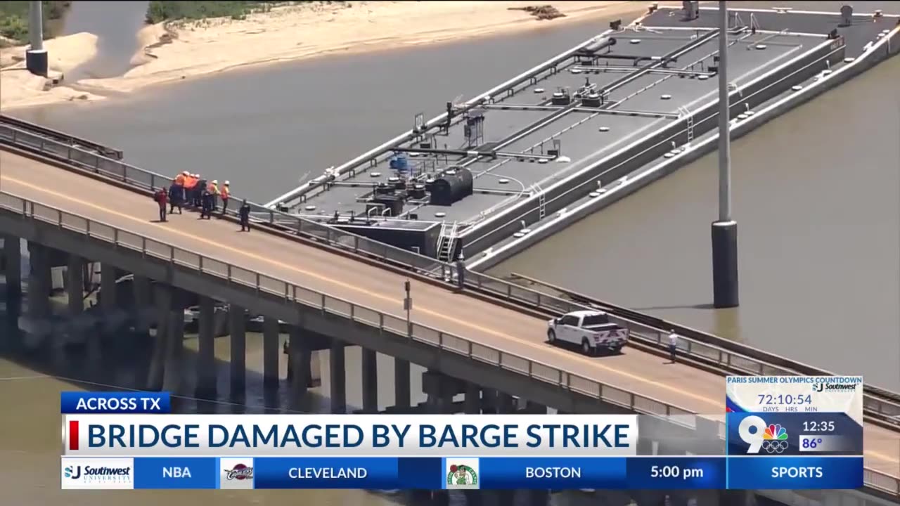 Barge hits Texas bridge, spilling oil and trapping workers on island